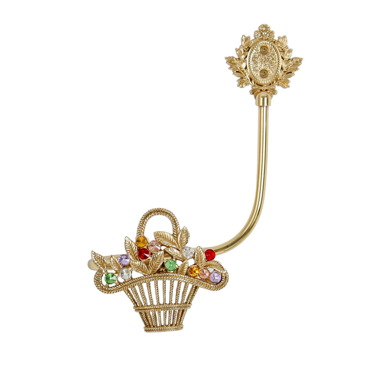 Une broche dorée ornée de pierres précieuses colorées en forme de panier de fleurs.