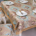 Cette nappe de table vintage et élégante aux motifs floraux et ornements dorés crée une ambiance chaleureuse et raffinée pour un repas entre amis ou en famille.