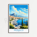 Paysage de Monaco, une ville côtière de France avec de grands bâtiments, des yachts sur l'eau, des montagnes à l'arrière-plan et un ciel nuageux.