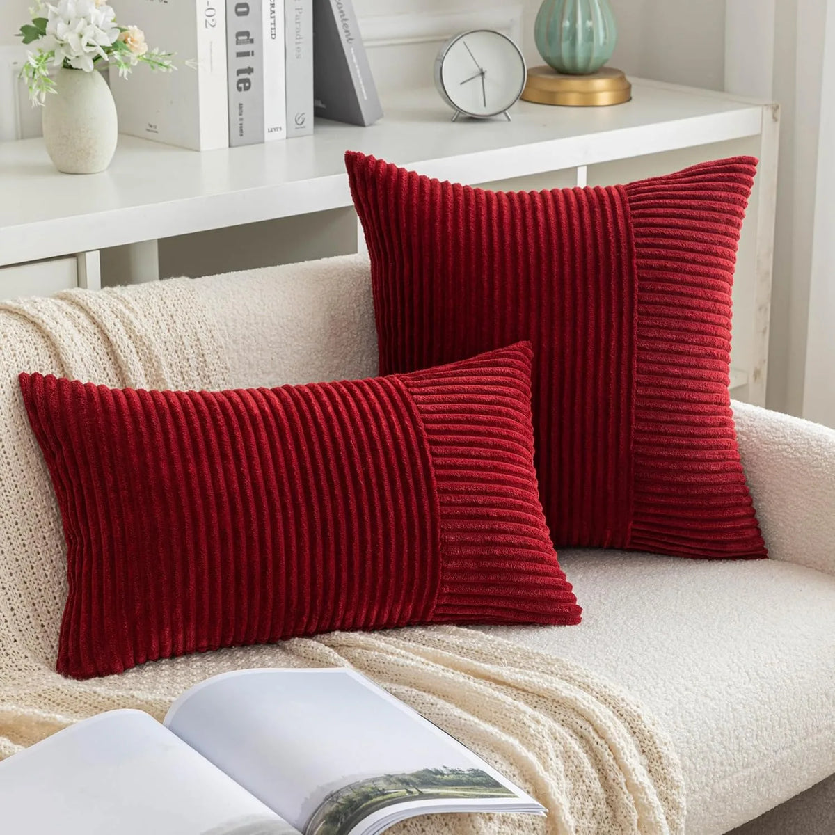 housse coussin rouge velours côtelé motif rayures horizontales décoration salon moderne carré
