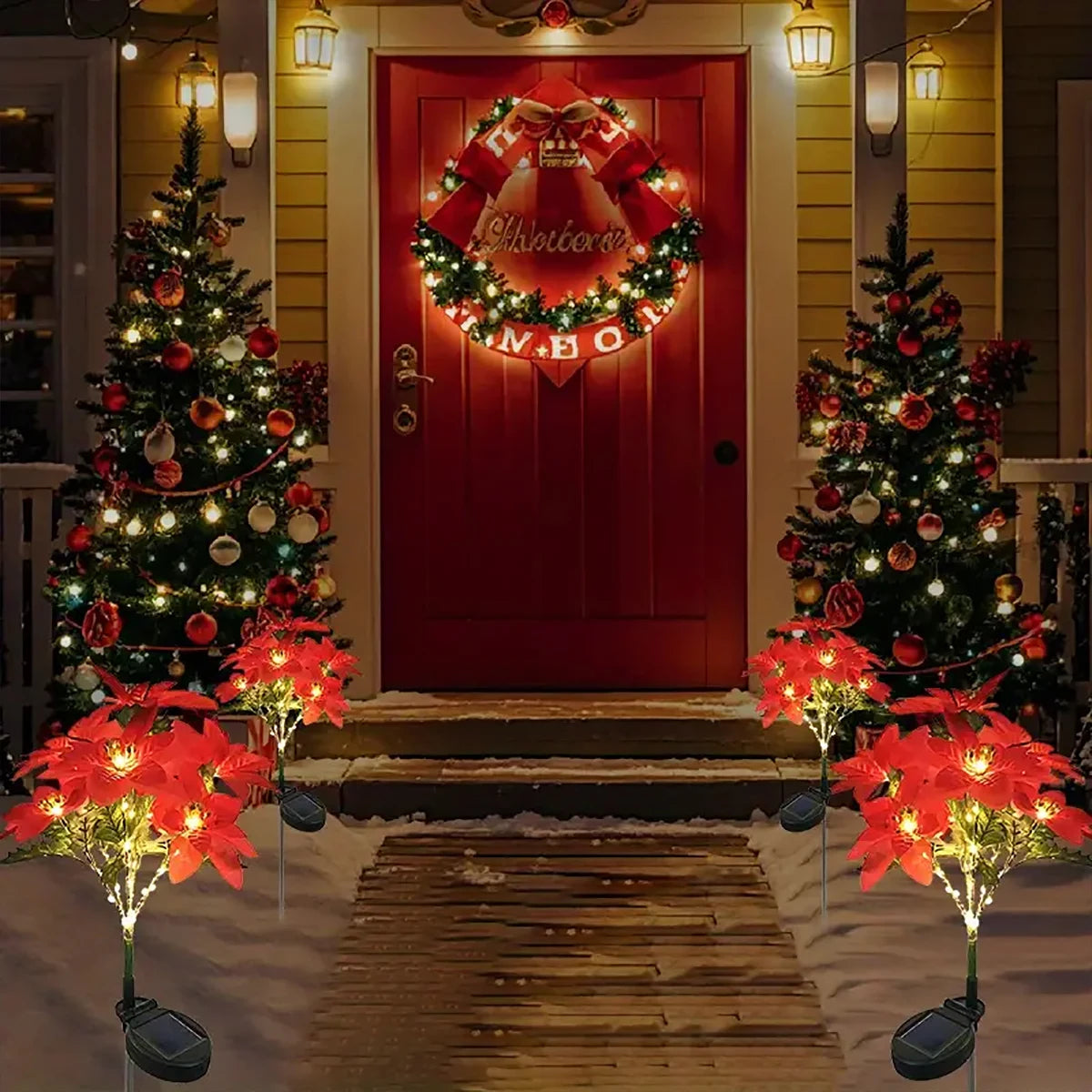 Vue d'ensemble d'un jardin illuminé avec des lumières solaires poinsettia pour Noël