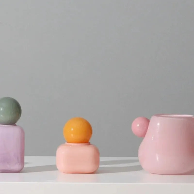 vases verre moderne couleurs vives rouge rose vert jaune orange minimaliste boule