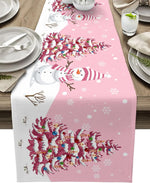 Le chemin de table rose avec des flocons de neige et des motifs de bonhommes de neige festifs crée une ambiance hivernale chaleureuse pour cette table de fête.