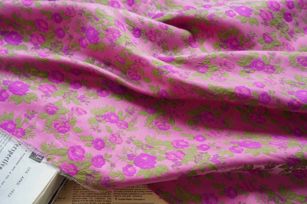 tissu polyester floral opaque motifs petits fleurs rose violet olive largeur 160cm vintage élégant