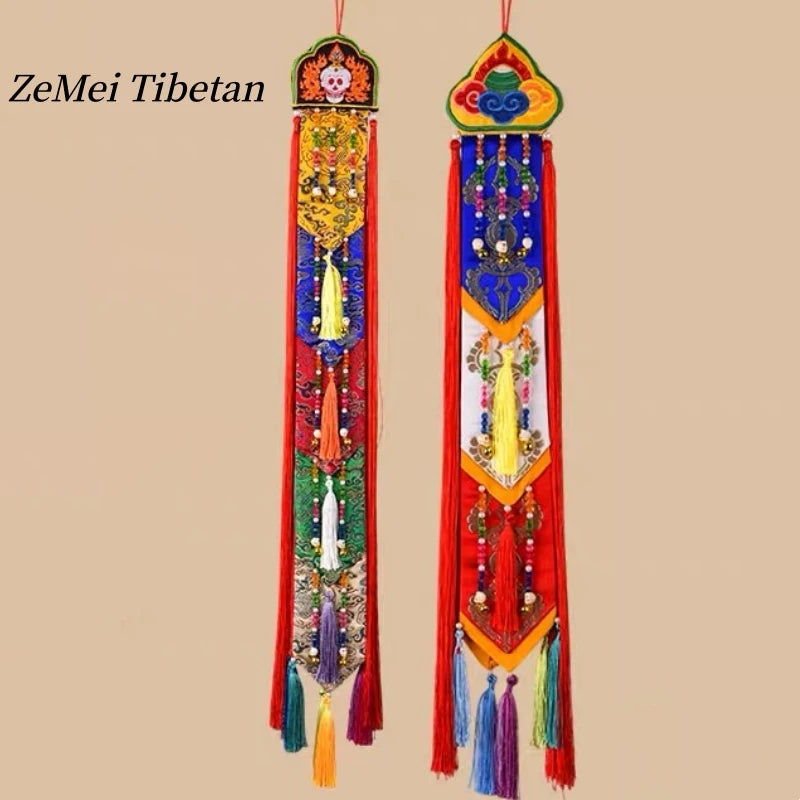 écharpe décorative ethnique brodée couleurs vives motifs floraux pompons traditionnelle intérieur temple