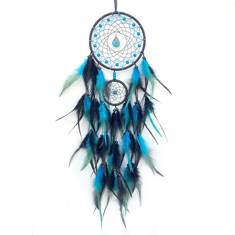 Captivant attrape-rêves bleu, composé de plumes et de perles, créant une magnifique œuvre d'art colorée.