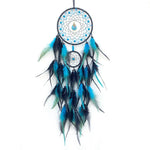 Captivant attrape-rêves bleu, composé de plumes et de perles, créant une magnifique œuvre d'art colorée.