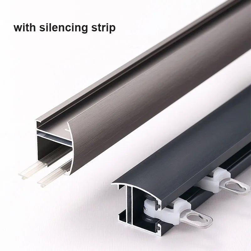 Rail de rideau dans une chambre avec doubles rideaux blancs