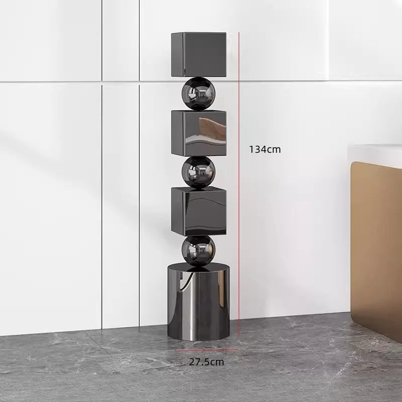 colonne decorative moderne argentee brillante grande dimension salle minimaliste deco intérieure