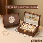 boîte bijoux bois foncé classique gravure fleurs bouton doré anneaux boucles oreilles bracelets tissu