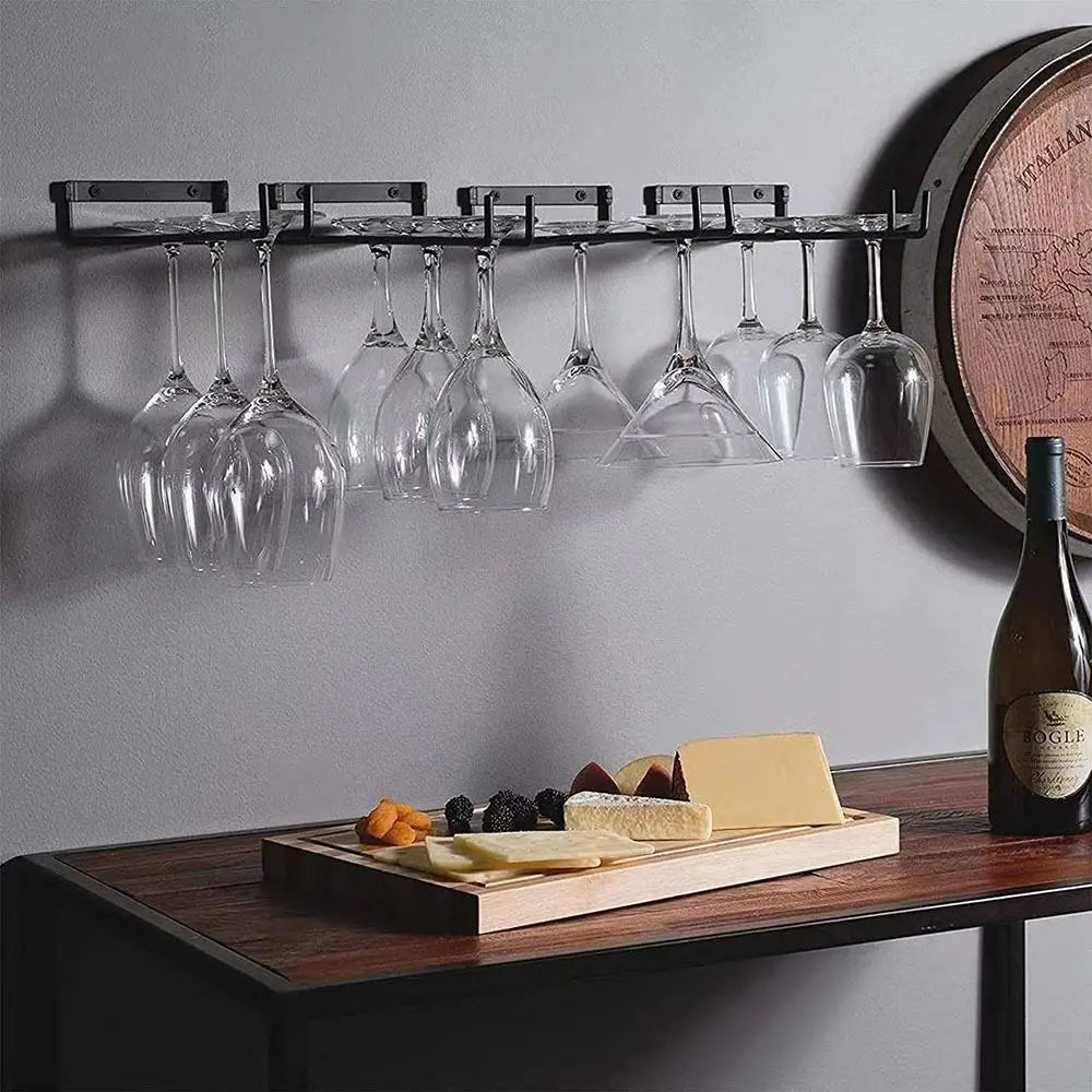 porte verres suspendus industriel noir transparent verres vin flûte pied minimaliste mur métal lisse