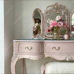 maquillage classique rose clair décorations baroques verre opaque tabouret miroir triptyque vase fleurs