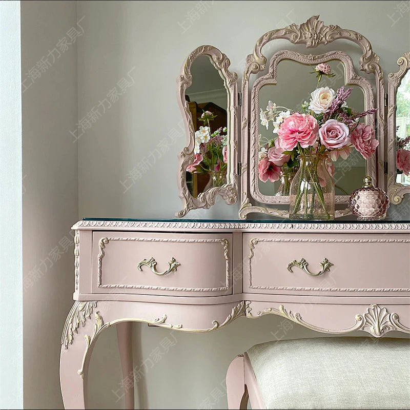 maquillage classique rose clair décorations baroques verre opaque tabouret miroir triptyque vase fleurs