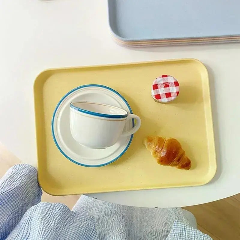 assiettes décoration moderne blanc jaune bleu pastel vert serviette bol cuillère pot confiture tasse