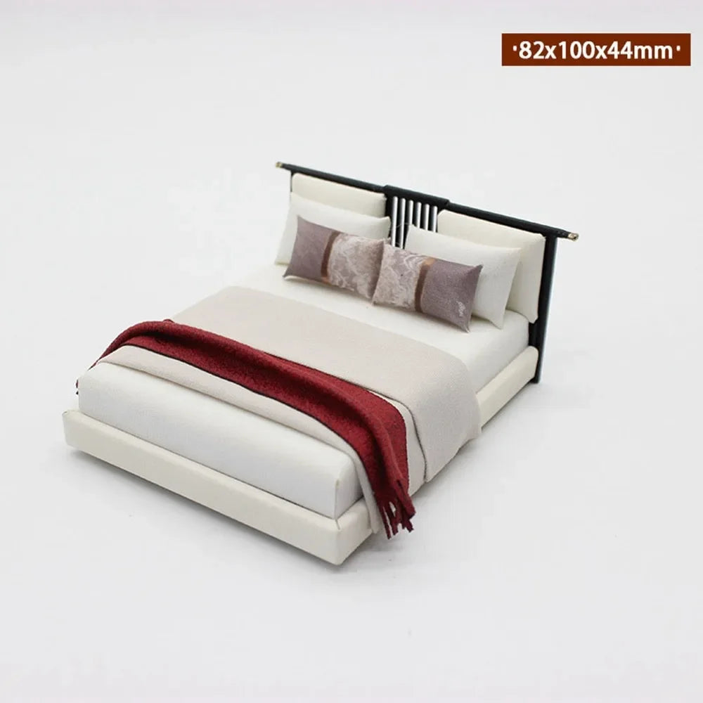 meubles miniature maison poupée lit table chevet bois classique blanc marron tissu floral tiroirs