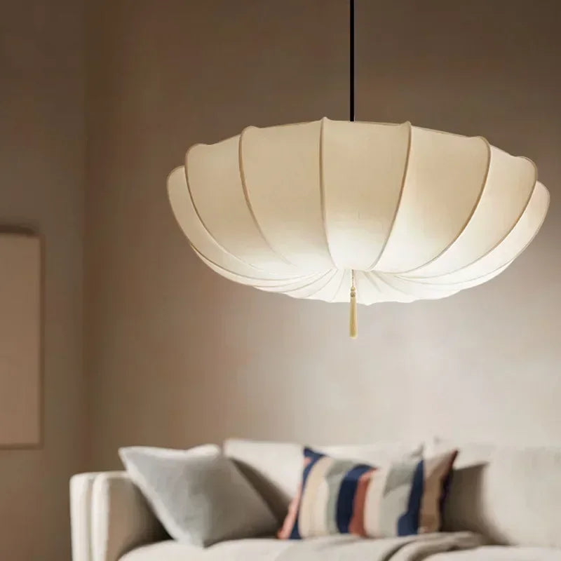 Suspension lumineuse moderne plissée beige clair lumière froide neutre chaude salon chambrehôtel
