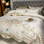 Parure de lit luxe beige sur lit moderne