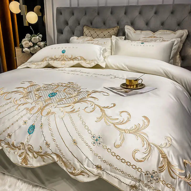 Parure de lit luxe beige sur lit moderne