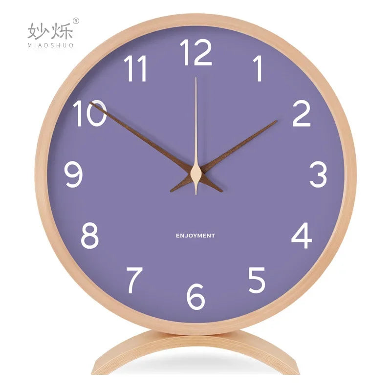 horloge moderne bois naturel cadran blanc chiffres noirs fond violet gris
