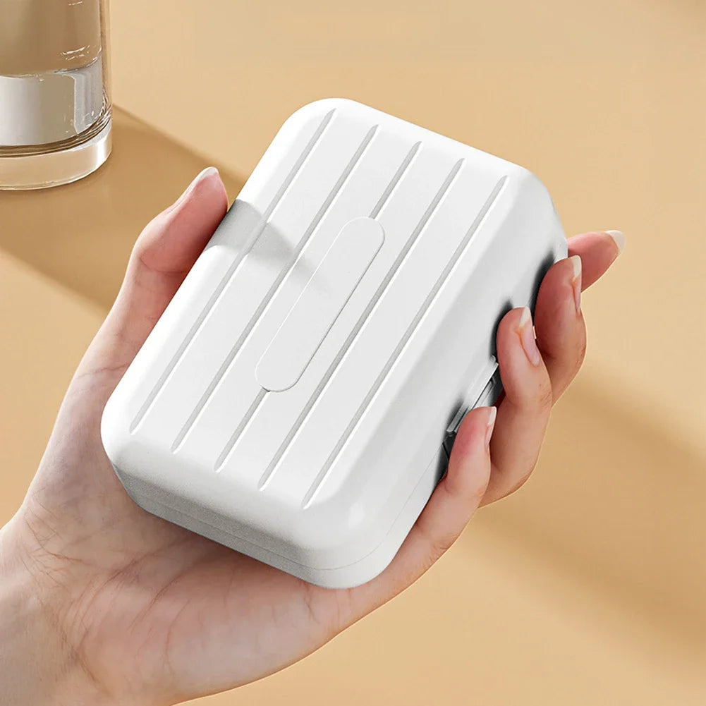 boîte pilules moderne blanc rose compartiments semaines verrouillable pratique adhésif organisateur médicaments portable