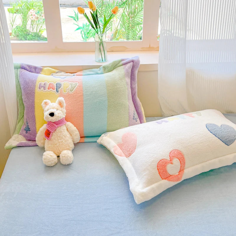 Un salon lumineux et confortable avec des oreillers et une peluche moelleux aux couleurs pastel, créant une ambiance chaleureuse et apaisante.