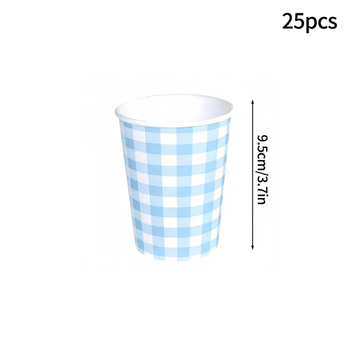 assiettes rondes serviettes gobelets guirlande fanions carreaux diagonaux anniversaire mariage bleu rose blanc