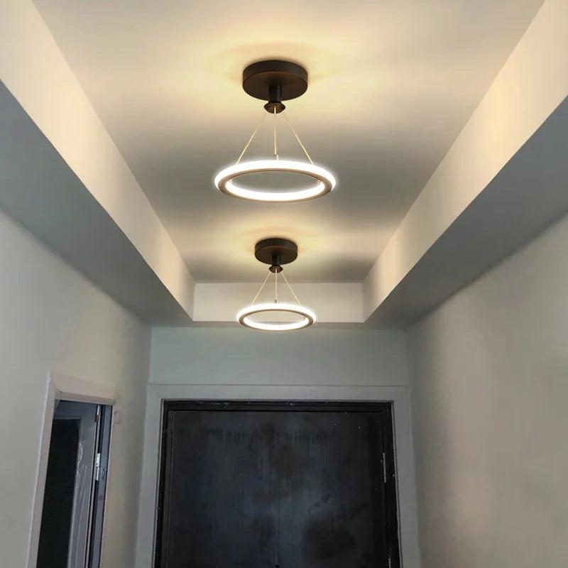 suspension lumineuse moderne led anneau blanc doré fer opaque chambre salon decoration intérieure chaine