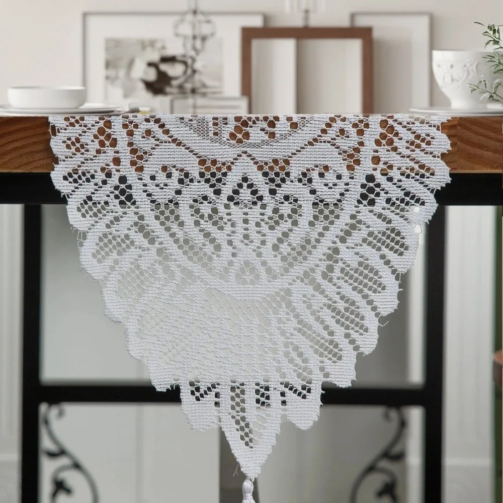 nappe dentelle rouge blanche motifs floraux franges pompons transparent table