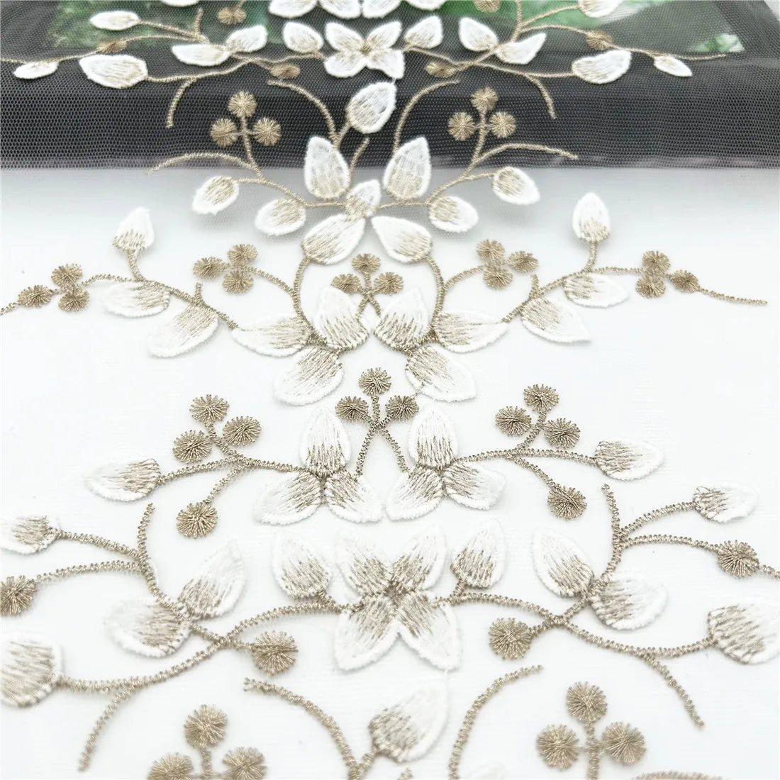 tissu décoratif brodé fleurs feuilles blanc doré motifs floraux large 25cm transparent sophistiqué couture