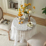 nappe table blanche dentelle fleurs brodées chic mariage décoration intérieure banquet fête romantique