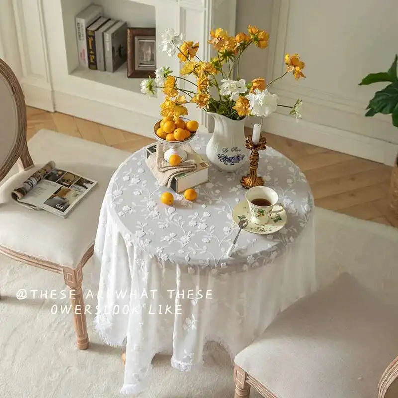 nappe table blanche dentelle fleurs brodées chic mariage décoration intérieure banquet fête romantique