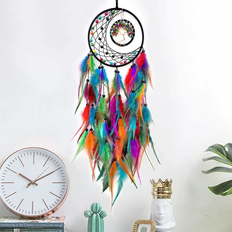 Un magnifique attrapeur de rêves avec des plumes colorées, suspendu sur un fond blanc avec des éléments de décoration.
