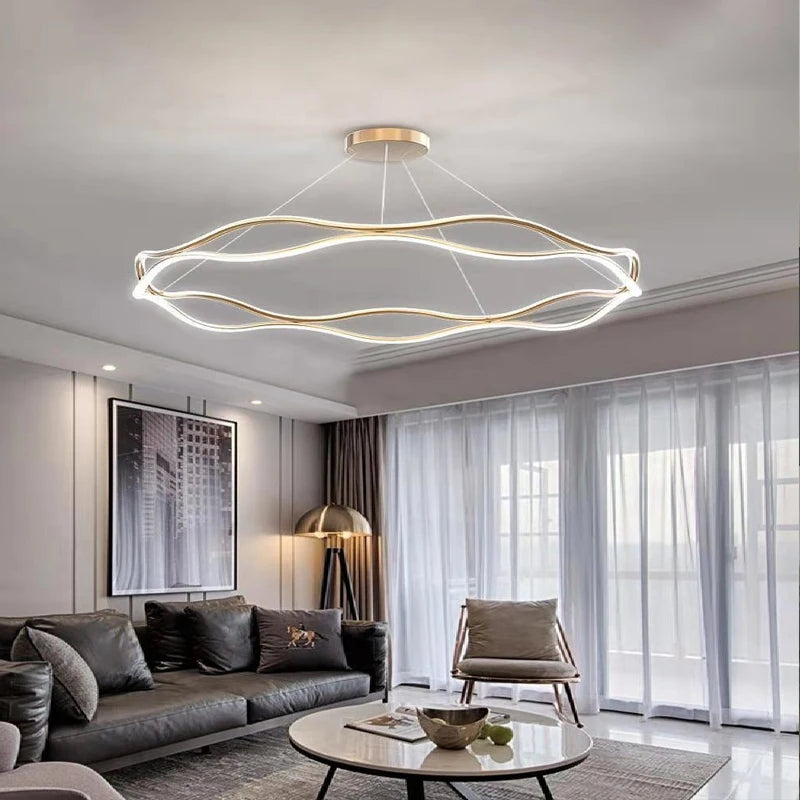 suspension lumineuse contemporaine blanc doré ondulée moderne fixée chaînes lumière chambre salon