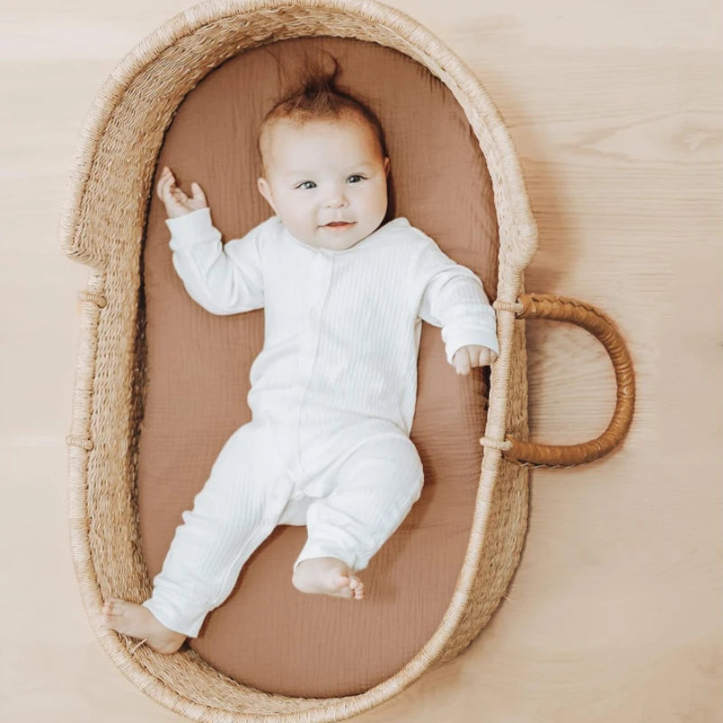 matelas bébé ovale texturé gaufré couverture drap béton arc ciel naturel minimaliste