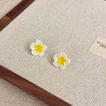 boucles doreilles tressées collier fleurs plumeria ensemble bijoux femmes moderne minimaliste blanc vert rose
