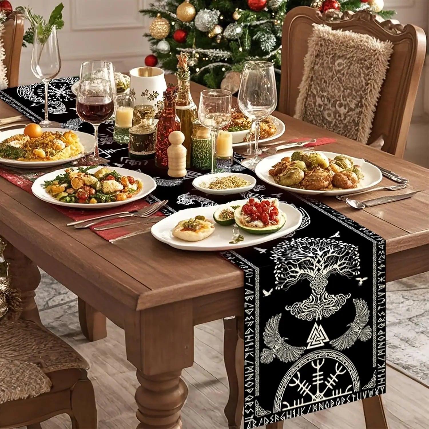 La table de fête est décorée pour Noël, avec un magnifique sapin et une variété de plats festifs et de boissons.