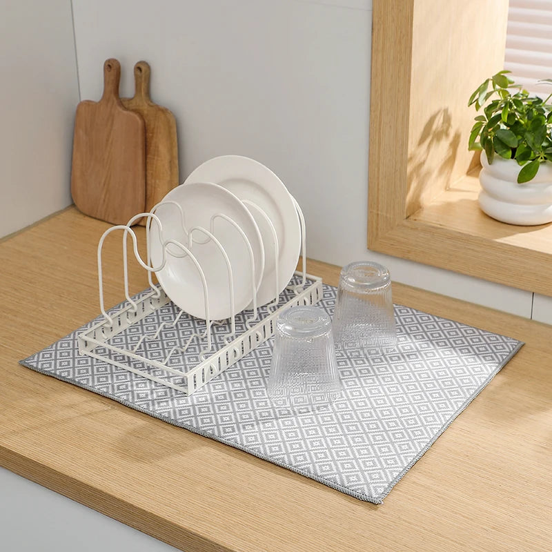 tapis cuisine gris blanc motif géométrique moderne assiettes verres couverts bol cuillère assaisonnement 50cm