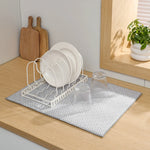 tapis cuisine gris blanc motif géométrique moderne assiettes verres couverts bol cuillère assaisonnement 50cm
