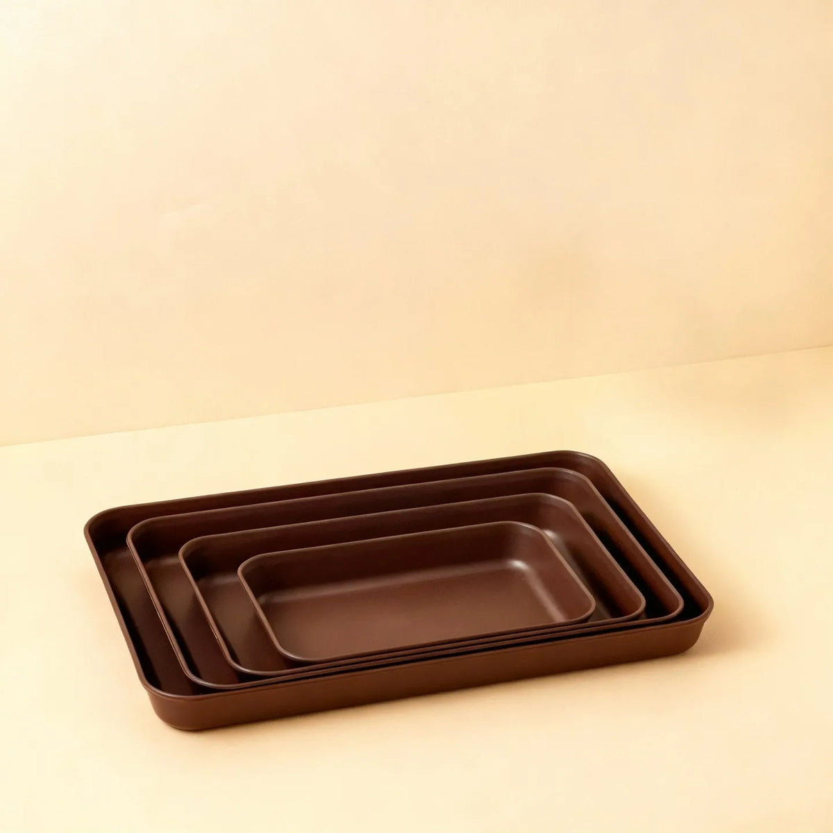 assiettes marron texture bois modernes poignées profondes fruits aliments service cuisine