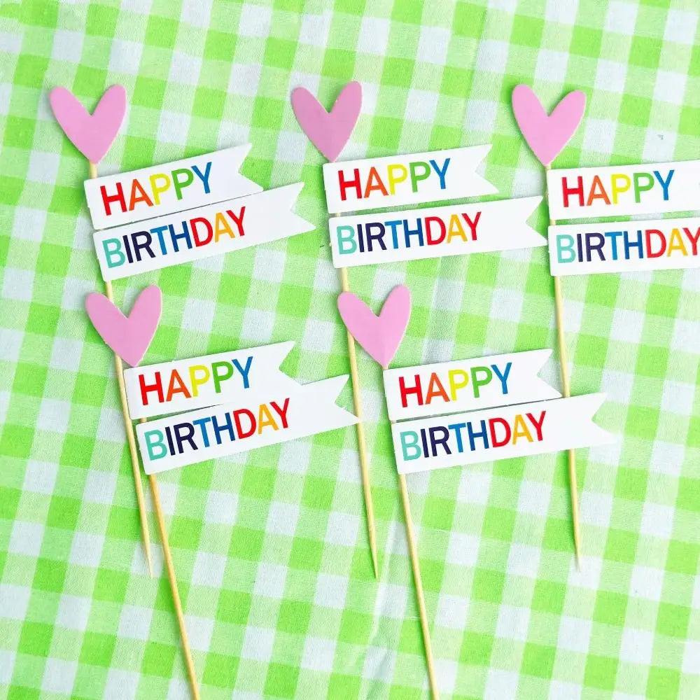 décorations gâteau happy birthday multicolore nounours chapeau banderoles géométriques festives piquées bois