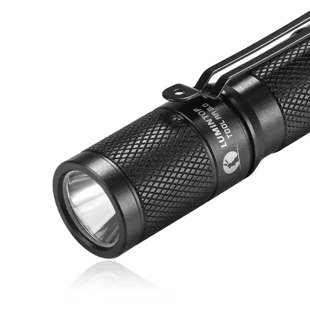 lampe torche led noire texturée moderne clip 900 lumens batterie aaa modes chargeur multifonctionnel