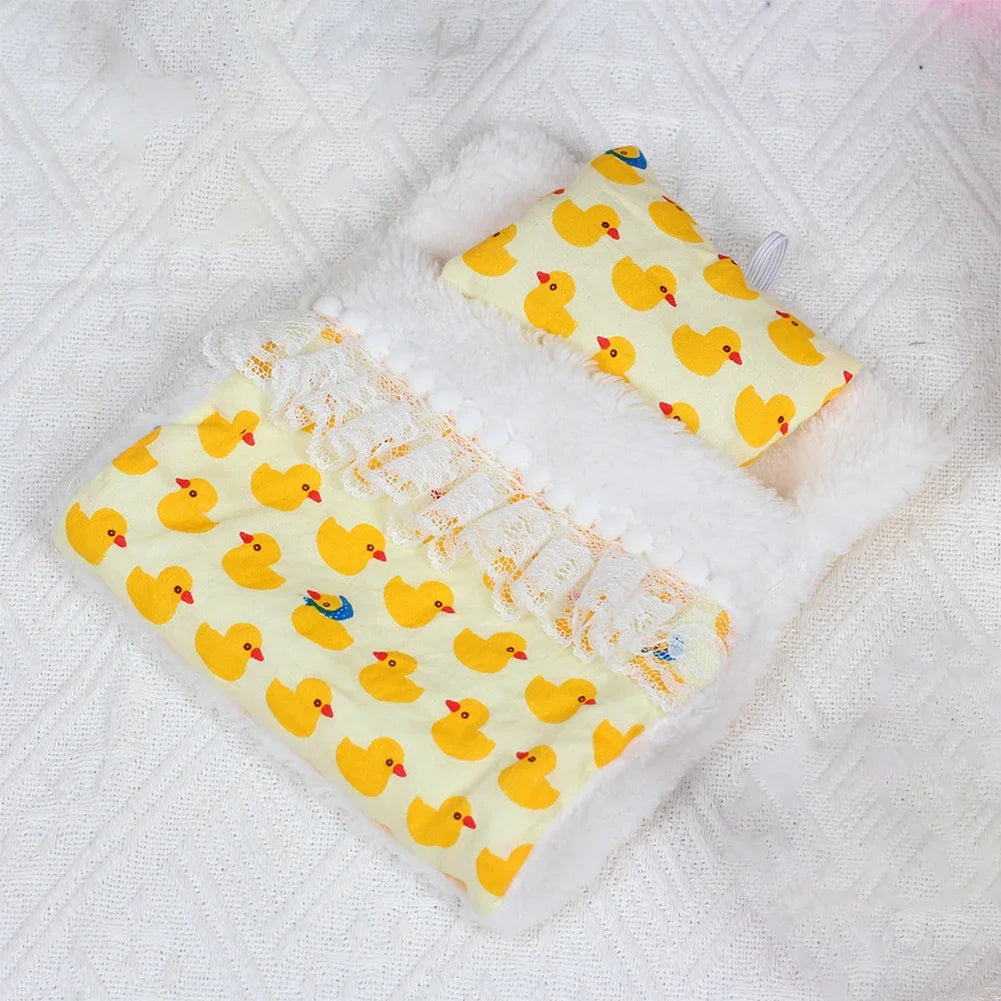 draps lits miniatures oreillers figurines animaux motifs floraux mignon meubles chambre enfants