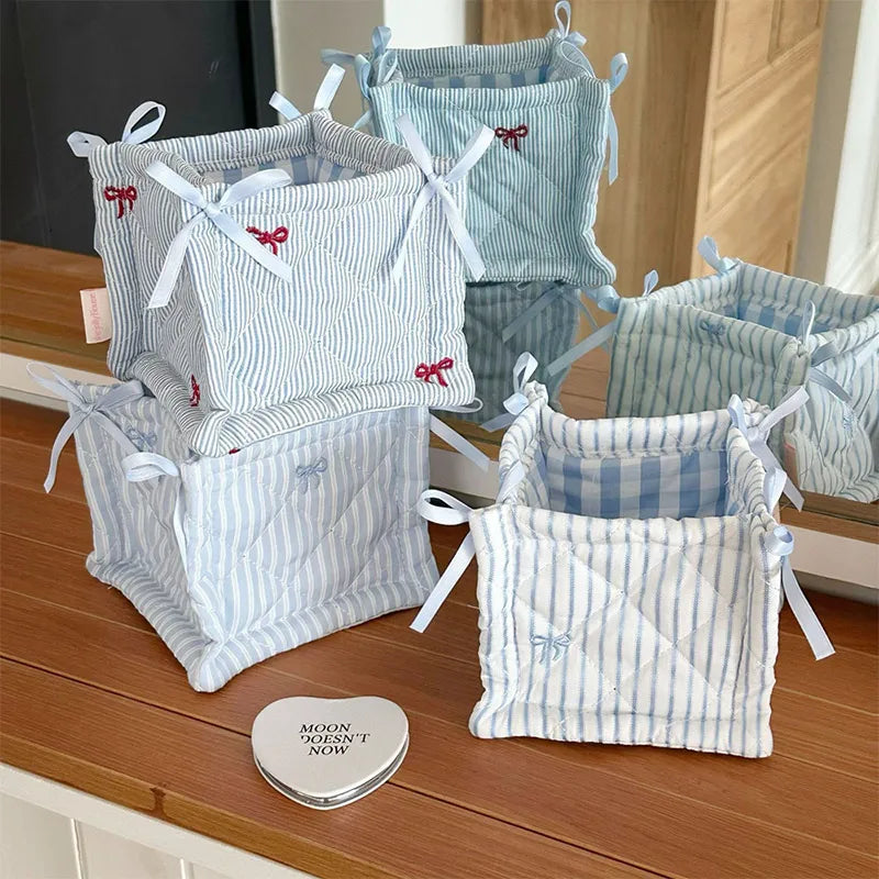 panier rangement tissu bleu clair rayures horizontales classique réutilisable rangement cosmétiques décoration