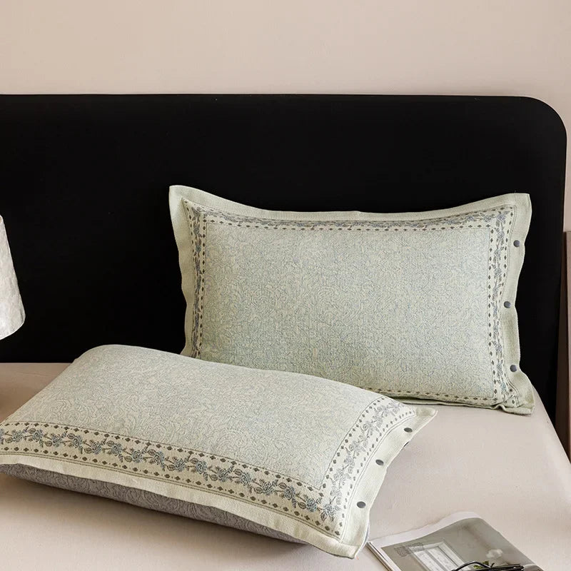 taies d'oreiller jacquard coton motif floral blanc rouge vert gris traditionnel lit maison