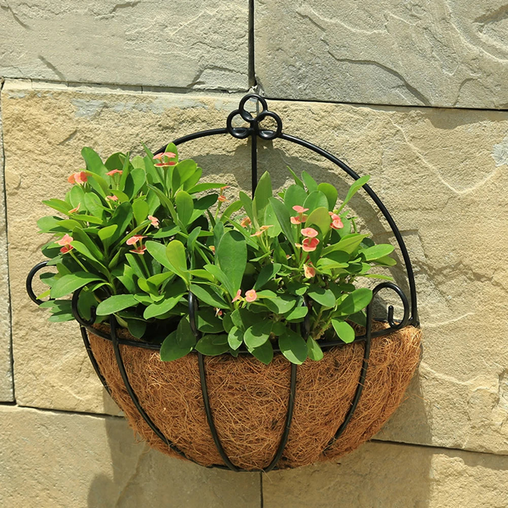 pot fleurs suspendu plante verte feuilles vertes fleurs roses crochet métallique décoration murale ornementale