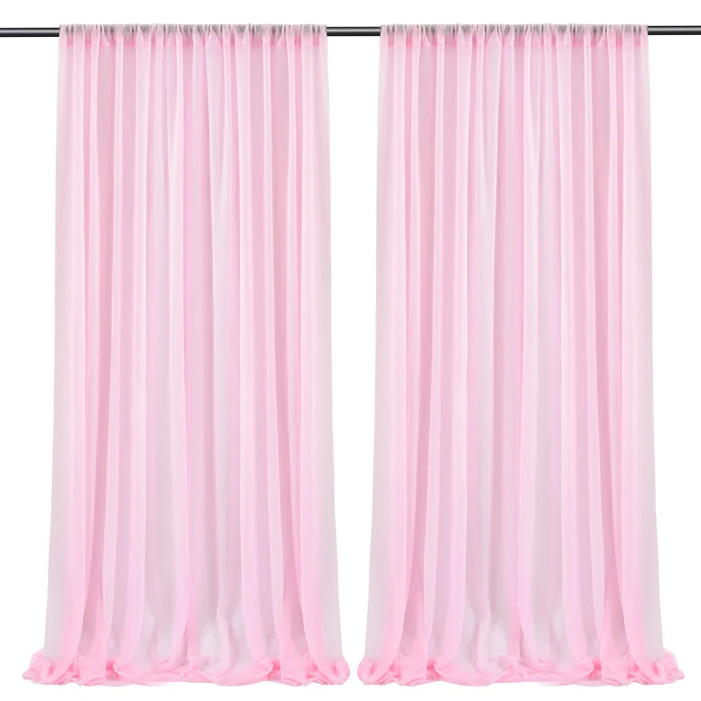 Rideaux en tissu léger et élégant dans une jolie teinte de rose pastel qui apporteront une touche de douceur et de luminosité à la pièce.