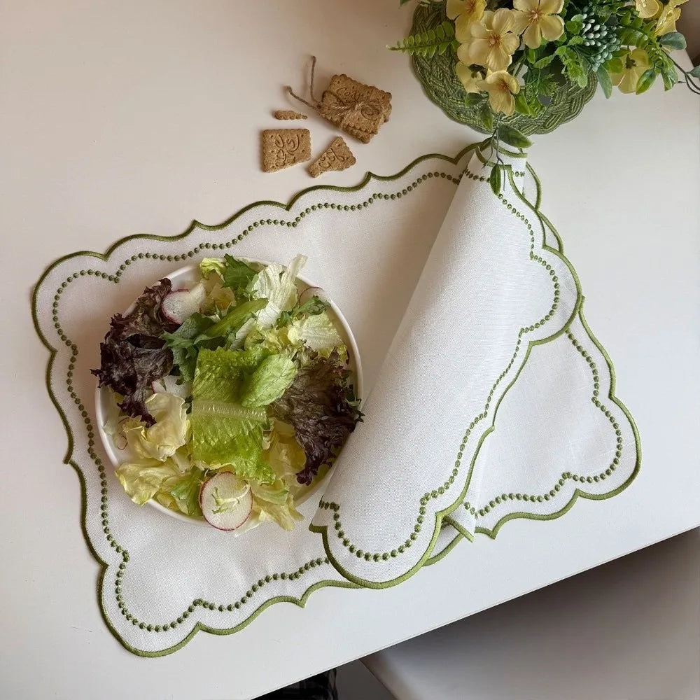 nappes decoratives blanc rouge bleu vert bordures ondulees assiettes blanches couverts dorés minimaliste 45x32cm