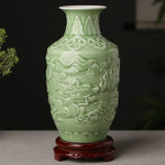Vase en céramique vert pâle orné d'un motif floral délicat.