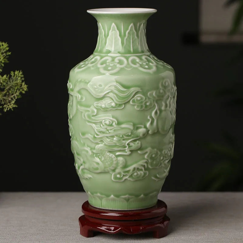 Vase en céramique vert pâle orné d'un motif floral délicat.