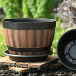 Détail du pot de fleur baril de whisky avec plantes